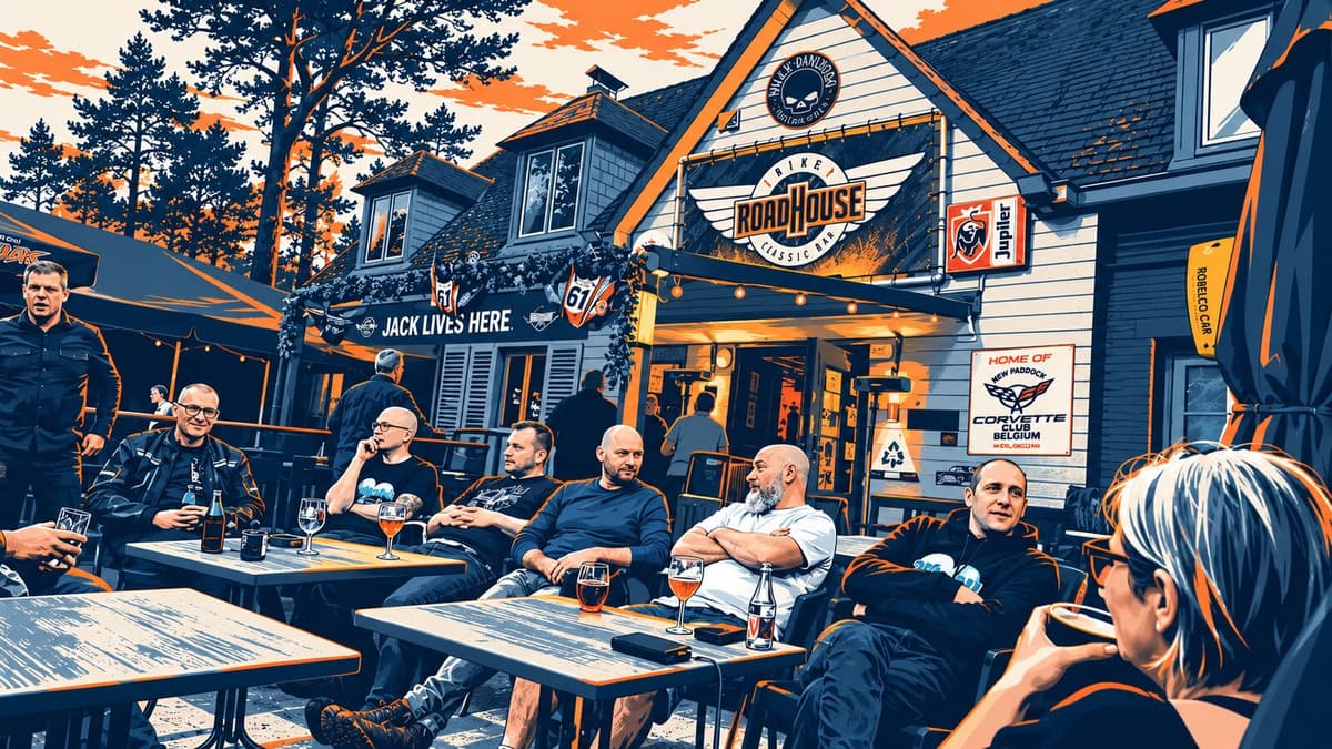 Getekende weergave van motorrijders op het terras van Roadhouse Classic, onder de luifel met het logo van de zaak.
