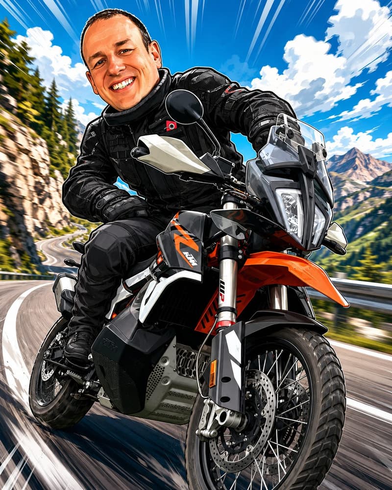 Getekende karikatuur van Koeno op een oranje KTM Adventure, op een bochtige bergweg.