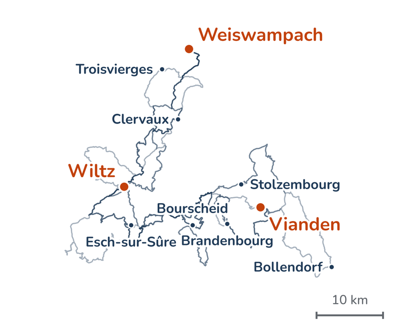 Overzicht van de routes: van Weiswampach naar het zuiden via Clervaux en Brandenbourg naar Vianden, van Vianden via Stolzembourg, Bourscheid en Esch-sur-Sûre naar Wiltz, met in de langste versie een lus door de Duitse Eifel tot Bollendorf, en van Wiltz via Troisvierges terug naar Weiswampach.